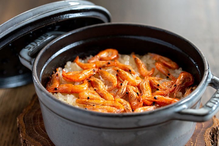 〆のStaubで炊き上げた海老の炊き込みご飯