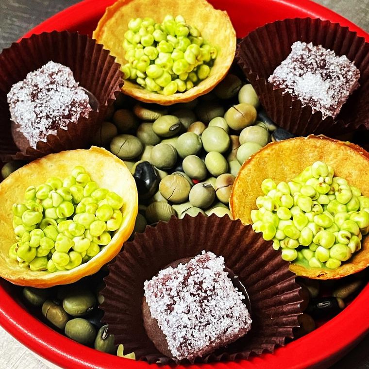 緑の豆をあしらった小菓子