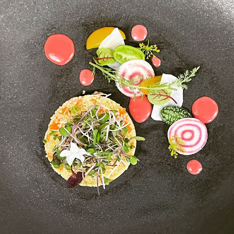 信州の野菜を円く盛った前菜