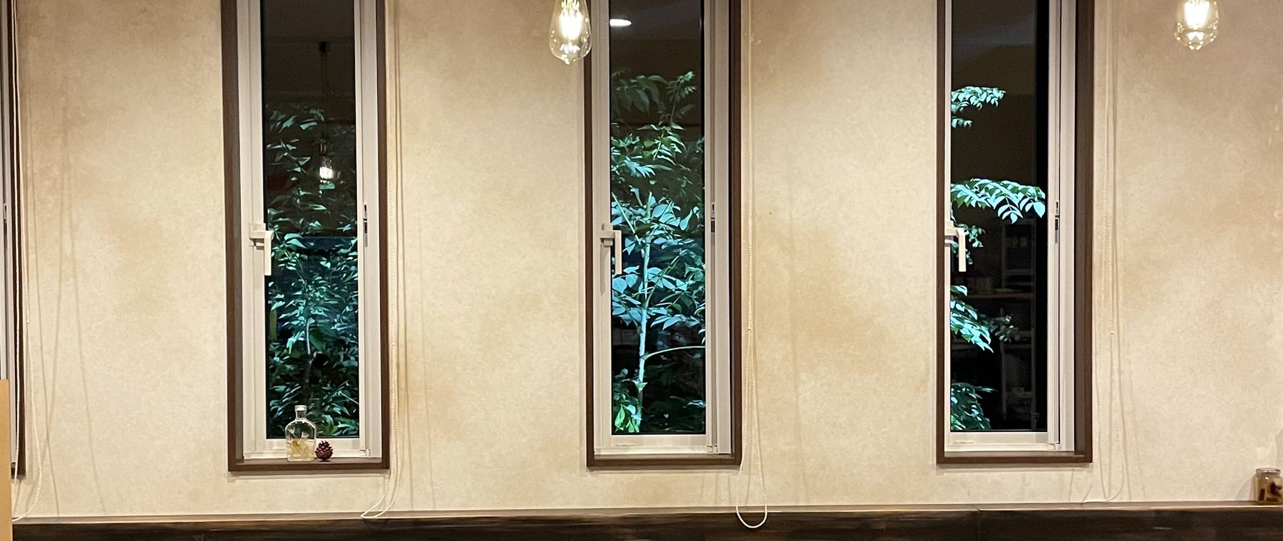 ペンダントライトの下の客席